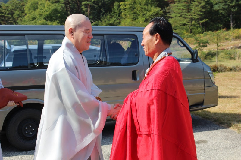 2015.10.15_금강산 신계사 8주년 남북합동법회, 법회 시작 전 악수 (1)